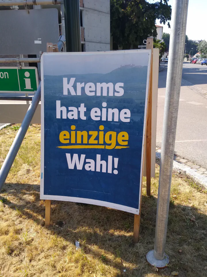 Es könnte auch eine Anspielung darauf sein, dass sie die Wahlen abschaffen. Dann war es tatsächlich meine einzige Wahl (in Krems)…