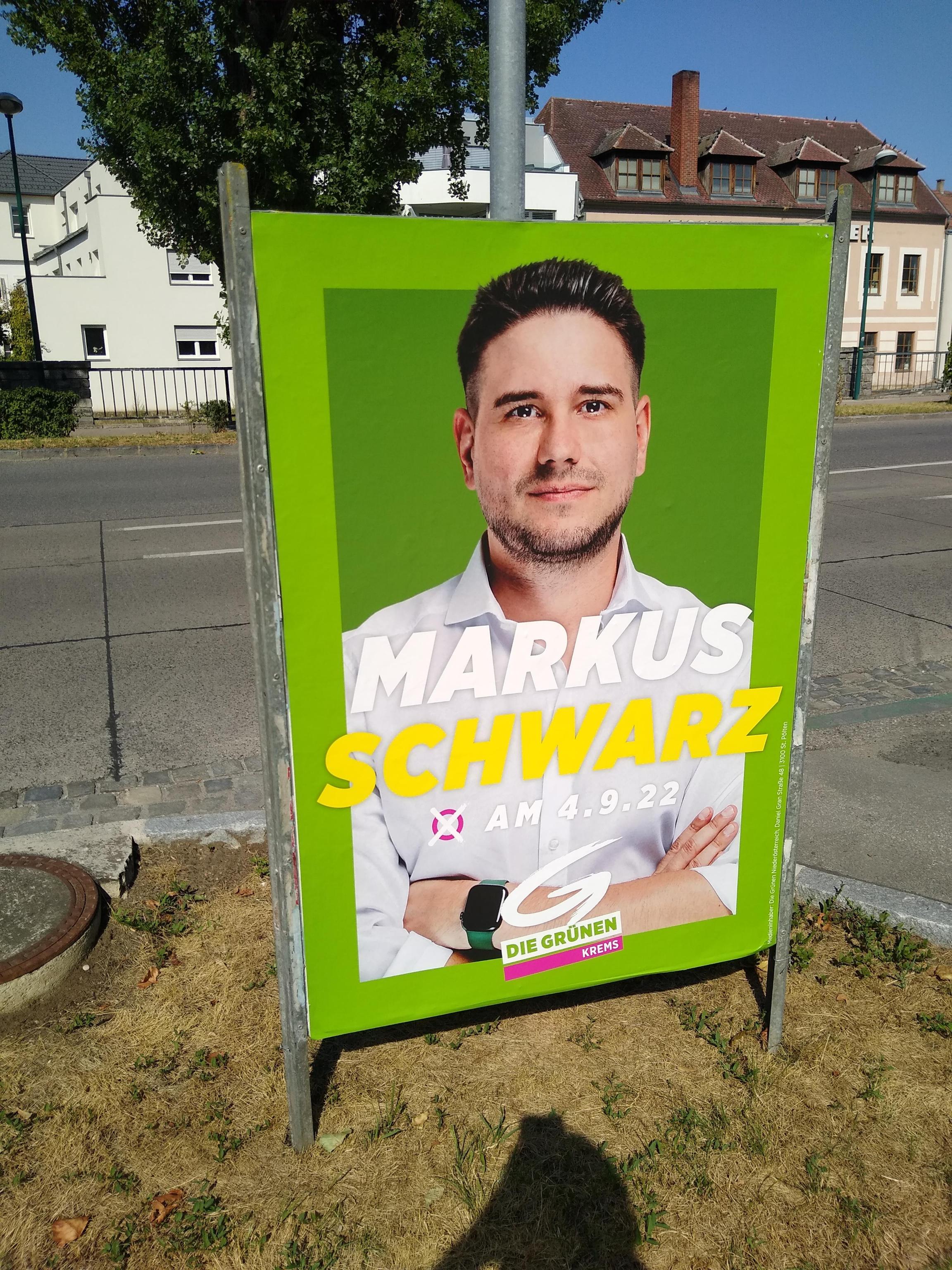 Ich finde, dass dies die Krone des unnötigsten Wahlplakats 2022 verdient. Es sagt mir dass ich Markus Schwarz X-en soll am 04.09.2022. Aber warum soll ich das machen? Ich mach ja nicht etwas, nur weil’s auf einem Plakat steht…!