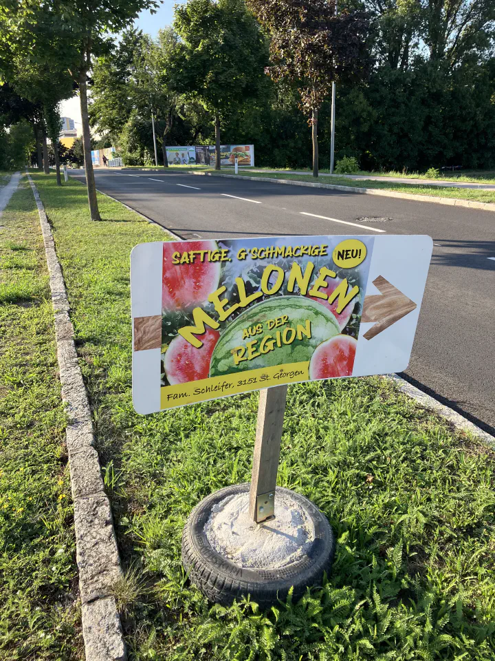 Es gibt zwar gschmackige Melonen, aber keinen Gehsteig hier am Weg in die Stadt. Könnte eine Werbung für ein Bordell sein.