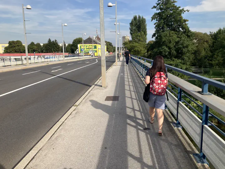 Diesen Platz müssen sich Fußgeher und Radfahrer teilen. Sehen Sie die 3 leeren Autospuren?